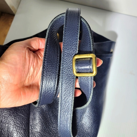 Roots pebbled leather drawstring bucket crossbody bag purse cervino blue medium - Picture 9 of 11